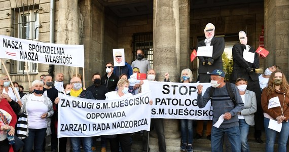 Jest akt oskarżenia w sprawie głośnej afery związanej ze Spółdzielnią Mieszkaniową „Ujeścisko”. Wśród oskarżonych były prezes spółdzielni oraz 7 innych osób. Prokurator zarzucił Grzegorzowi H. popełnienie ponad 400 przestępstw, a lista pokrzywdzonych liczy 604 osoby.