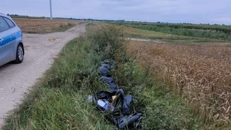 Kilkanaście worków w rowie. W jednym z nich znaleziono podpisany sprawdzian