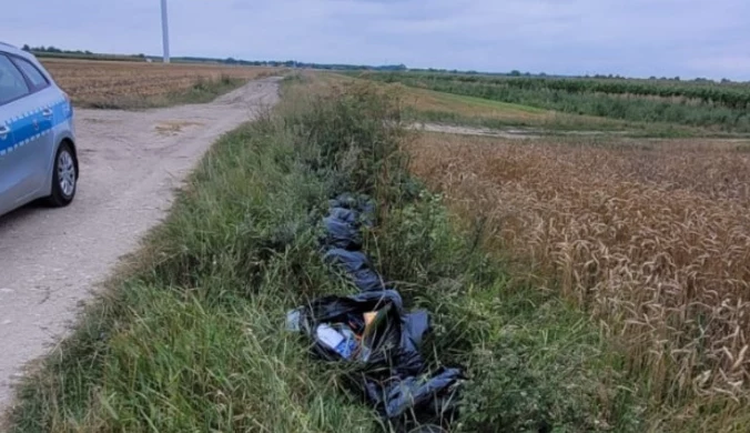 Kilkanaście worków w rowie. W jednym z nich znaleziono podpisany sprawdzian