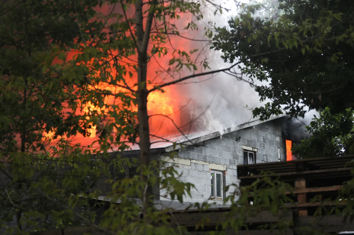 W Sulejówku pali się hala magazynowa. Z ogniem walczy już ponad 100 strażaków. Na miejsce dojeżdżają kolejne wozy strażackie i cysterny. Jak poinformowała oficer prasowa Mazowieckiego Komendanta Wojewódzkiego PSP st. sekc. Katarzyna Urbanowska, nikt nie został ranny. Władze Sulejówka apelują do mieszkańców o zamknięcie okien i pozostanie w domach. 