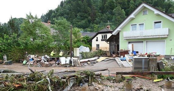 W Słowenii trwają najgorsze w historii powodzie. W poniedziałek władze kraju poinformowały, że zginęło co najmniej sześć osób. Wiele domów jest zniszczonych, a niektóre wioski zostały zasypane gruzem. W północno-zachodniej i środkowej Słowenii tysiące ludzi zostało ewakuowanych. "Możemy mówić nawet o ponad miliardzie euro szkody" - mówi Damian Buraczewski, Polak mieszkający w dolinie Vipavy na zachodzie Słowenii i autor bloga slovvine.com. W Radiu RMF24 rozmawiał z nim Paweł Balinowski.
