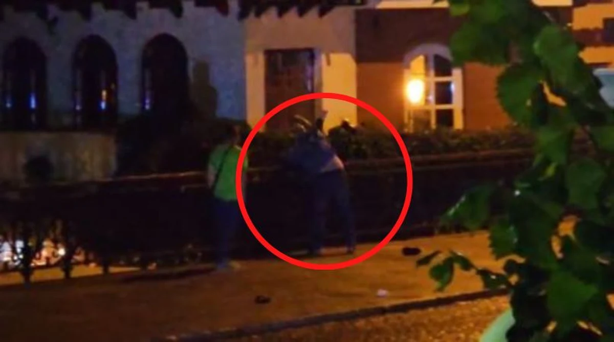 Dramatyczne sceny rozegrały się w Olsztynie na moście Jana w nocy z sobotę na niedzielę. Między dwoma mężczyznami doszło do szarpaniny, w wyniku której jeden z nich został wrzucony z mostu do rzeki. Emocje wzbudziło opublikowane w mediach społecznościowych nagranie, na którym widać, że nikt z przechodniów nie zareagował na bójkę.