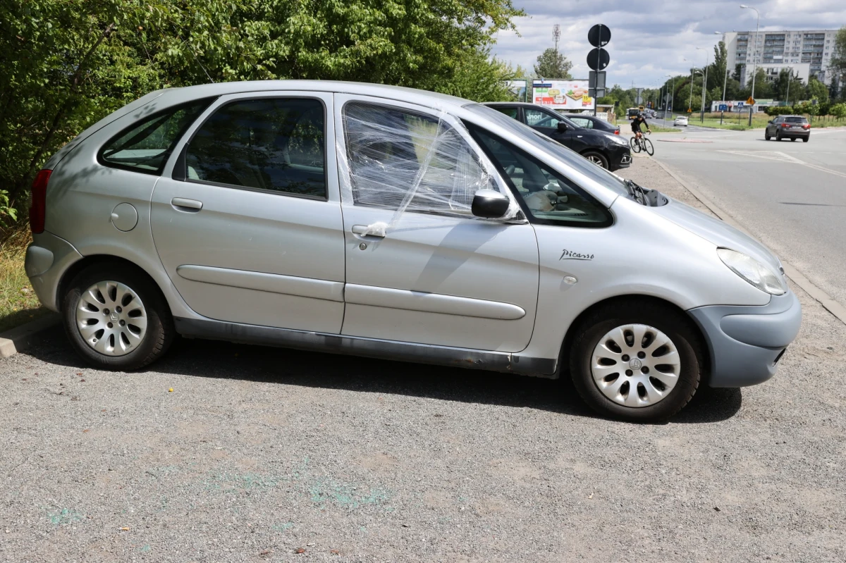 Łódzka policja szuka wandali, którzy w nocy wybili szyby w autach zaparkowanych na osiedlu Retkinia. Chodzi o ponad 30 aut. 