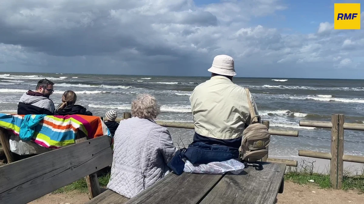 Ochłodzenie, deszcz i silny wiatr na lądzie, a nad morzem - w środku lata - sztorm. Takich warunków w sierpniu nie pamiętają nawet w Urzędzie Morskim w Gdyni. Sztorm już wyrządził szkody. Z plaży w Lubiatowie trzeba było ewakuować kilka punktów handlowych.