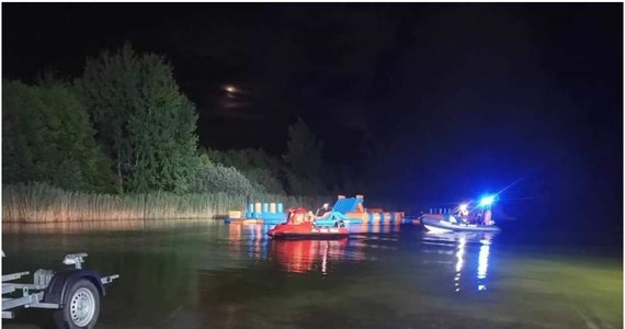 48-letni wędkarz utonął w nocy z poniedziałku na wtorek w stawie przy niestrzeżonej plaży w Jelczu-Laskowicach. Policja, po raz kolejny, apeluje o ostrożność i przestrzeganie zasad bezpieczeństwa nad wodą.