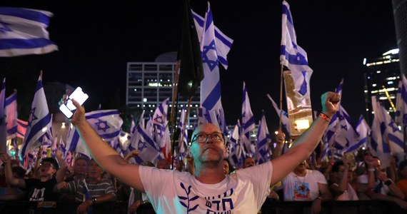W Izraelu nadal trwają protesty przeciwko reformie wymiaru sprawiedliwości, którą popiera premier kraju Binjamin Netanjahu. Protestują m.in. lekarze, żołnierze i piloci, którzy grożą, że przestaną pracować. „To bardzo ważni ludzie, którzy protestują i odmawiają służby. A bezpieczeństwo cierpi. W sumie ponad połowa Izraelczyków uczestniczy w protestach” – mówi na antenie internetowego Radia RMF24 Jarosław Kociszewski, redaktor naczelny Nowej Europy Wschodniej i ekspert ds. Bliskiego Wschodu Fundacji Stratpoints. Gość Pawła Balinowskiego wyjaśnia, jaki wpływ na politykę Izraela mają trwających od wielu tygodni protesty. 
