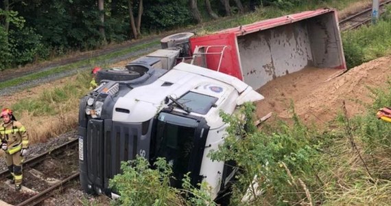Samochód ciężarowy spadł ze skarpy na tory kolejowe w Jeleniej Górze na Dolnym Śląsku. Trasa prowadząca do Zgorzelca jest tam zablokowana. Koleje Dolnośląskie wprowadziły komunikację zastępczą. 