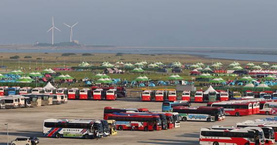 Rozpoczęła się wielka ewakuacja ponad 40 tys. uczestników Światowego Zlotu Skautów w Korei Południowej. Aby zabrać skautów z rejonu zagrożonego tajfunem podstawiono ponad tysiąc autobusów - podaje BBC. W wydarzeniu uczestniczy kilkusetosobowa grupa Polaków.