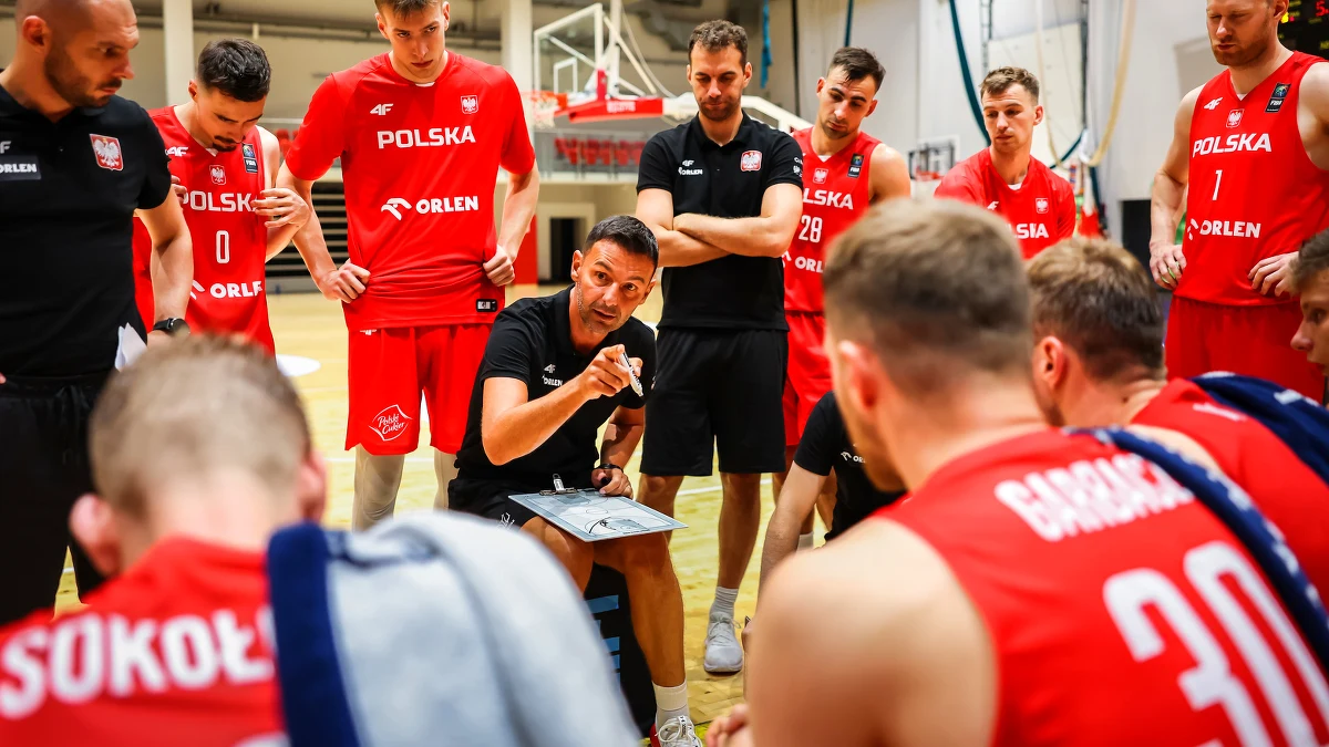 Kadra koszykarzy podczas losowania w Monachium poznała swoich rywali w kwalifikacjach EuroBasketu 2025. Polska jest współgospodarzem mistrzostw Europy i jest pewna awans na turniej ale zgodnie z zasadami będzie grała w kwalifikacjach. Biało-czerwoni trafili do grupy H, gdzie zmierzą się z Litwą, Estonią oraz Macedonią Północną. Mecze fazy grupowej turnieju w 2025 roku, którego Polska jest współgospodarzem, nasza kadra będzie rozgrywać w Spodku w Katowicach. 