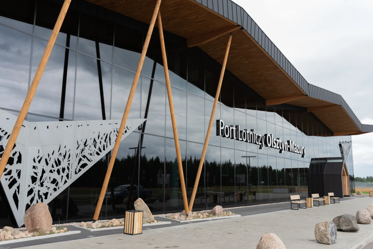 Ponad 17 tys. pasażerów skorzystało w lipcu z lotniska Olsztyn-Mazury w Szymanach; był to najlepszy lipiec w historii lotniska - podały we wtorek służby prasowe regionalnego portu lotniczego.