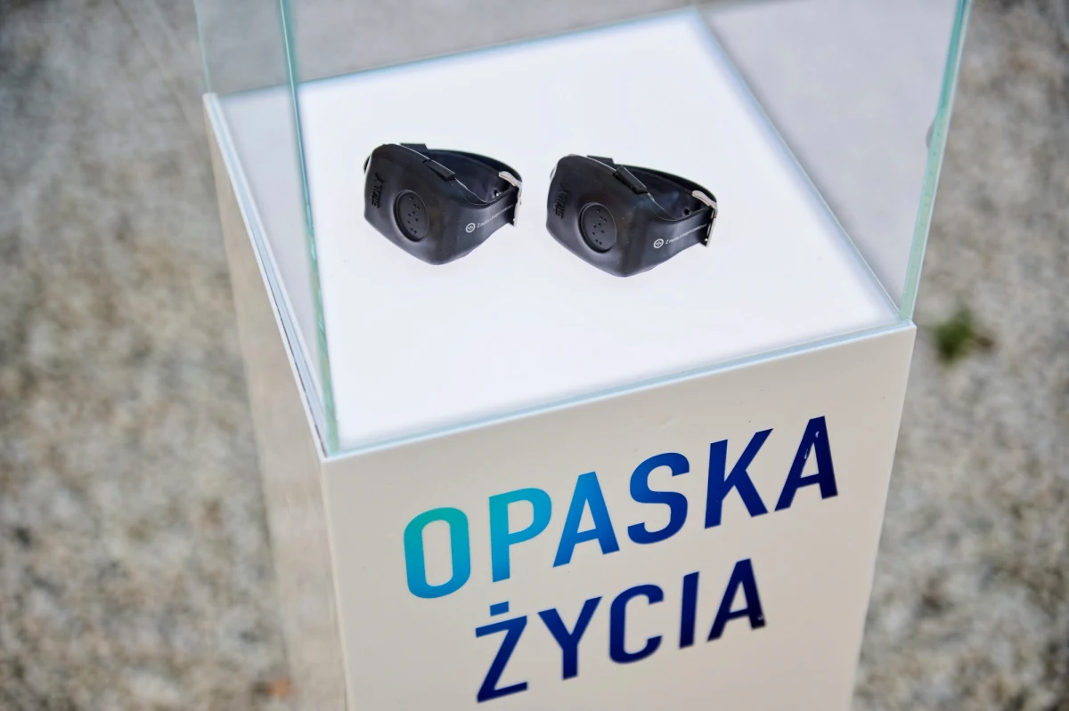 158 rzeszowskich seniorów powyżej 65 lat otrzyma opaski umożliwiające szybkie wezwanie pomocy w nagłych przypadkach. Miejski Ośrodek Pomocy Społecznej rozpocznie przyjmowanie zgłoszeń na początku września.