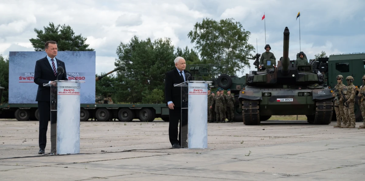 Tegoroczna defilada z okazji Święta Wojska Polskiego będzie inna niż poprzednie - zapowiedział wicepremier Jarosław Kaczyński. Podkreślał, że każdy, kto ją obejrzy, zobaczy to, jak polska armia wzbogaciła się w ostatnich latach.