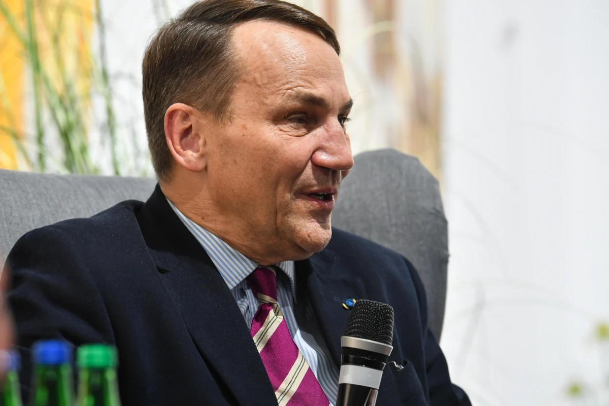 "Weber nie powiedział nic kontrowersyjnego. To nie jest tylko jego opinia, że PiS łamie praworządność" - mówił w Radiu RMF24 europoseł Platformy Obywatelskiej Radosław Sikorski, komentując głośną wypowiedź szefa Europejskiej Partii Ludowej (ang. EPP) dotyczącą Prawa i Sprawiedliwości, po której premier Mateusz Morawiecki wezwał go na debatę. "Weber jest demokratycznie wybranym europosłem i szefem największej w Parlamencie Europejskim partii politycznej. Niby dlaczego miałby się cenzurować tylko dlatego, że jest Niemcem" - dodał Sikorski. 