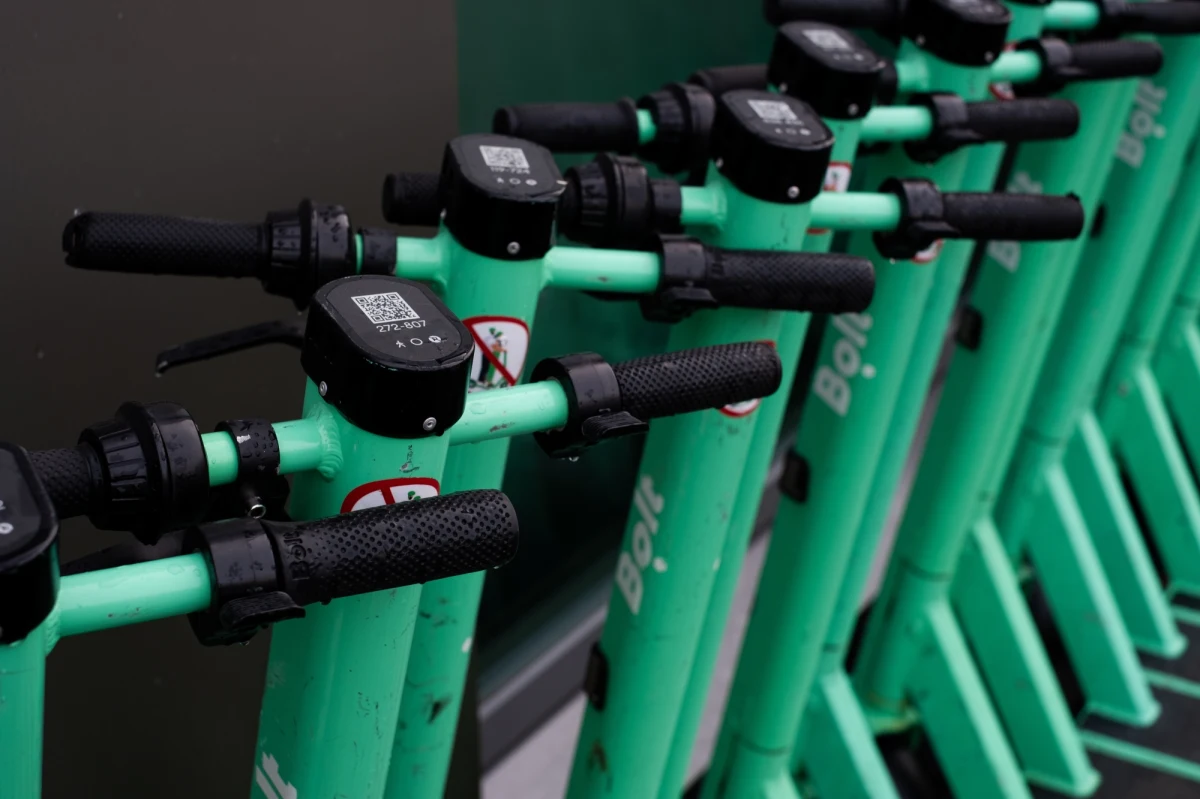 Zarząd Transportu Publicznego w Krakowie podpisał umowy z operatorami hulajnóg elektrycznych, na mocy których możliwe będzie usunięcie nieprawidłowo zaparkowanych jednośladów. Pilotaż obejmie obszar w centrum miasta, nieco wykraczający poza tzw. drugą obwodnicę.
