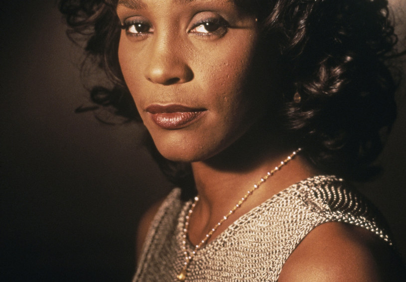 Gdyby żyła, w środę świętowałaby 60. urodziny. Whitney Houston zmarła w 2012 roku na skutek utonięcia w hotelowej wannie. Sekcja zwłok wykazała we krwi duże ilości antydepresantów, marihuany i kokainy. Nie wszyscy pamiętają, że piosenkarka miała na koncie również kinowe role. 