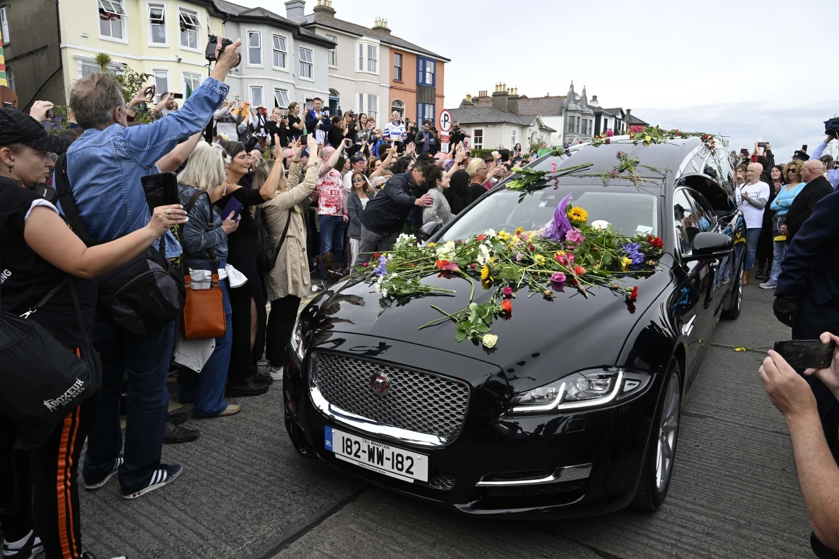 W miejscowości Bray niedaleko Dublina odbył się pogrzeb irlandzkiej piosenkarki Sinead O’Connor. Niespełna dwa tygodnie temu znaleziono ją nieprzytomną w jej londyńskim mieszkaniu w Brixton. 
