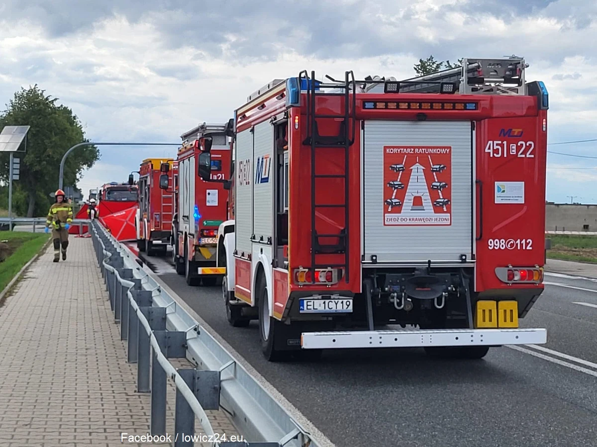 Trzy osoby, w tym dziecko, zginęły w zderzeniu samochodu osobowego z motocyklem na drodze krajowej nr 92 w miejscowości Nowe Zduny w pow. łowickim. Trasa jest całkowicie zablokowana.
