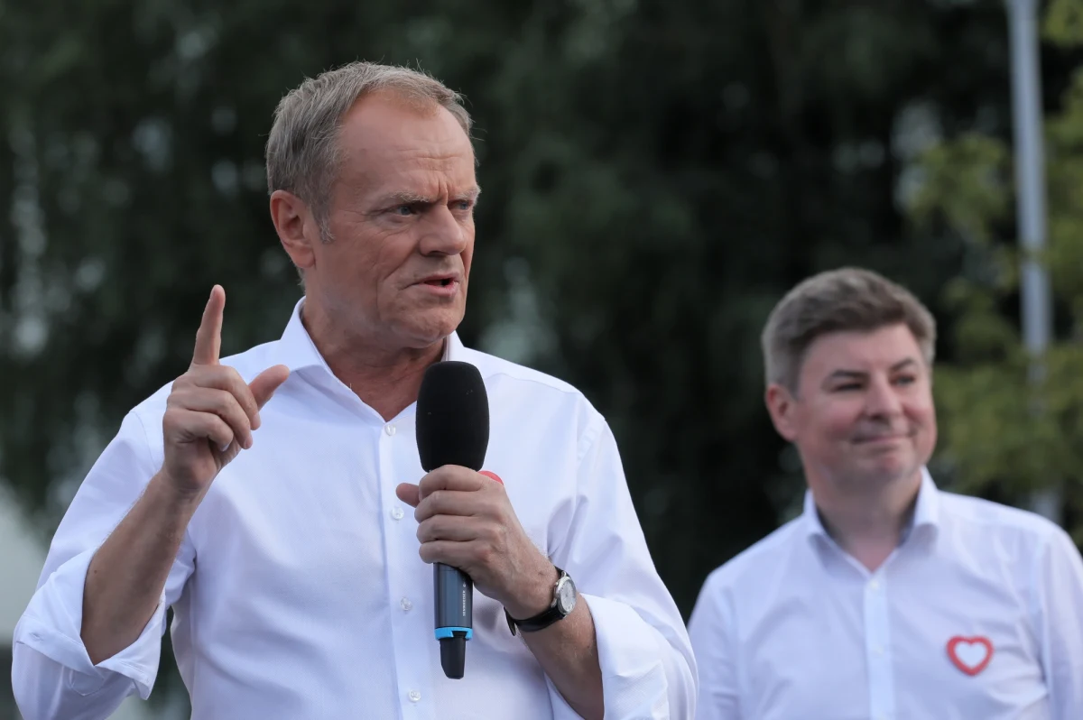 "Dymisja ministra zdrowia Adama Niedzielskiego znaczy, że mamy siłę sprawczą jeszcze przed wyborami. Wystarczyła nasza wola, by stracił stanowisko. Ta władza chciałaby kontrolować, co robimy w domu i na co chorujemy, dzisiaj zostali zmuszeni do kapitulacji" - powiedział lider PO Donald Tusk.