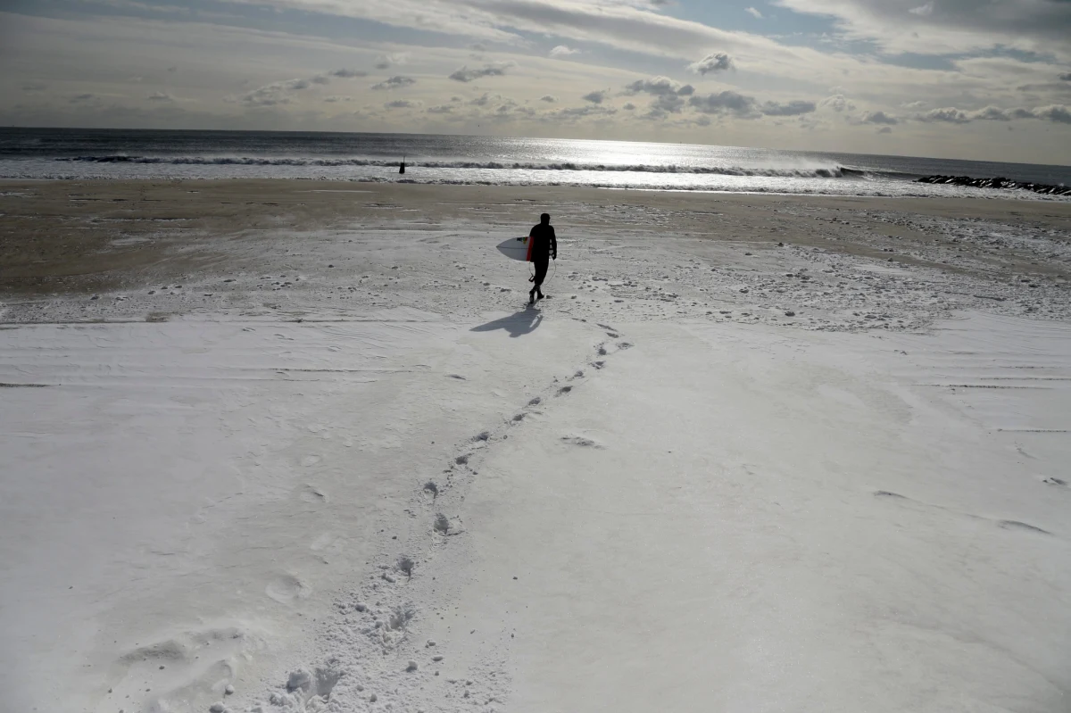 Kobieta doznała poważnych obrażeń, gdy zaatakował ją rekin przy plaży w Nowym Jorku - poinformowały władze nowojorskie.