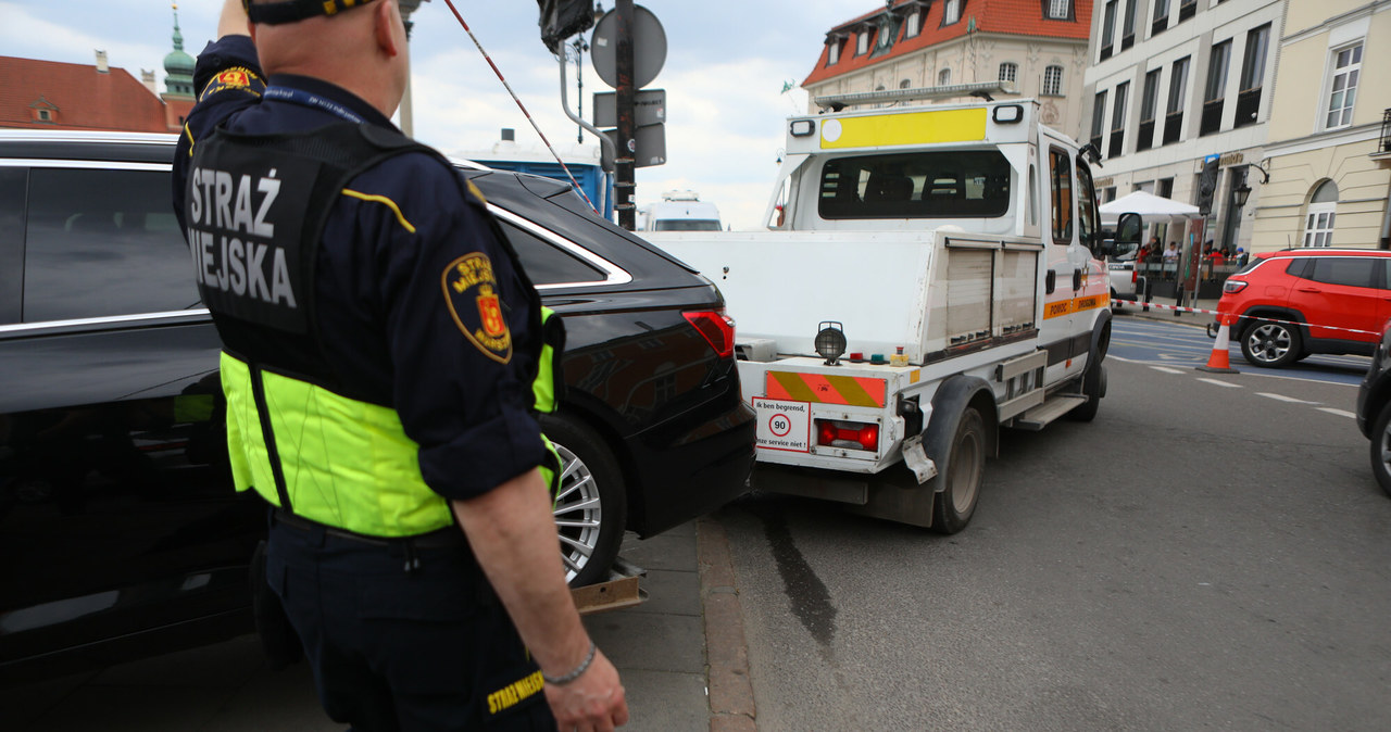 Niekiedy, jesteśmy, świadkami, nieprawidłowo, zaparkowanego, samochodu, który, utrudnia, wyjazd, posesji, parkingu, takim, przyp Gdzie zgłosić źle zaparkowane auto? Opcji jest kilka