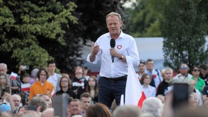 Tusk krytykuje Sójkę za wypowiedź o śmierci kobiet w ciąży. Odpowiedziała mu