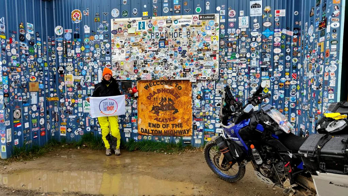 Wyruszyła z Chicago pod koniec czerwca, przejechała północną część Stanów Zjednoczonych, potem kawał Kanady, pokonała słynną liczącą ponad 2 tysiące km Alaska Highway, by wreszcie ruszyć tzw. Dalton Highway na samą północ Alaski. W międzyczasie przekroczyła Koło Podbiegunowe na 66’33’ równoleżniku. 