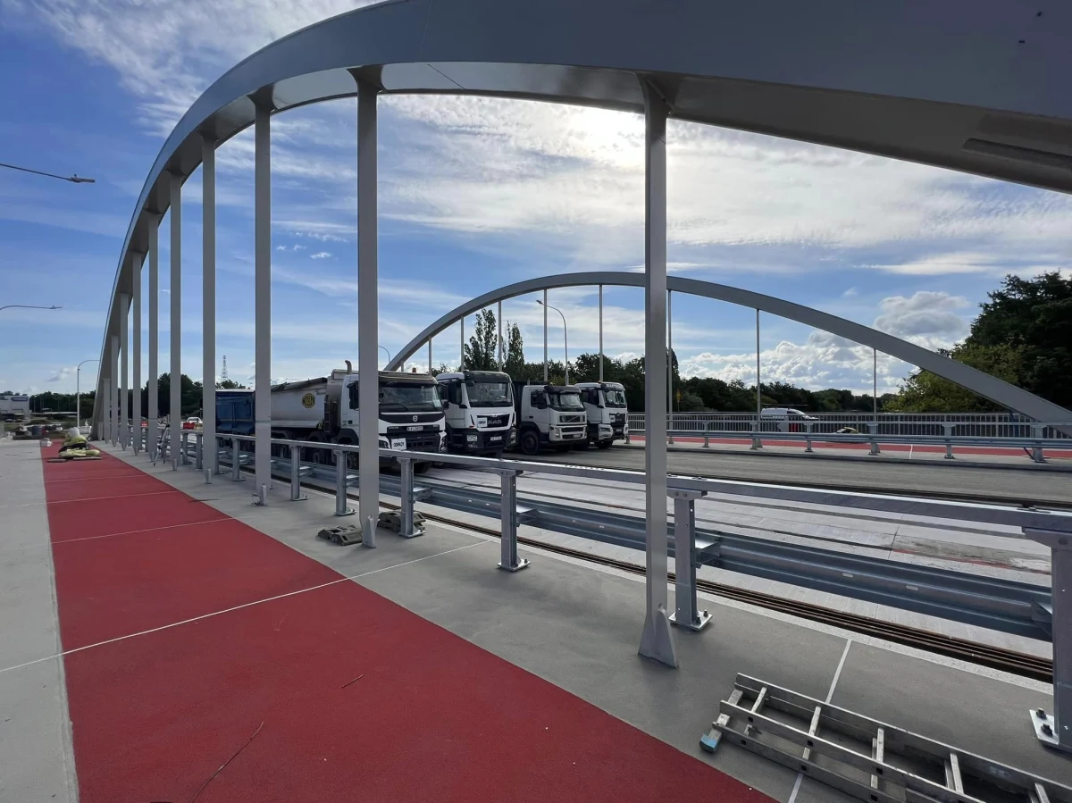 8 ciężarówek o masie 256 ton. Wszystkie wjechały wczoraj na Mosty Chrobrego we Wrocławiu, których budowa dobiega końca. Odbyły się tam próby obciążeniowe. Jak informują Wrocławskie Inwestycje - wstępnie wypadły pomyślnie. Już niedługo nowe przeprawy zostaną otwarte.