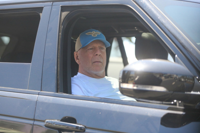 Bruce Willis pokazał się ostatnio publicznie. 68-letni aktor cierpi na demencję czołowo-skroniową i schorzenie ma coraz większy wpływ na jego kondycję.