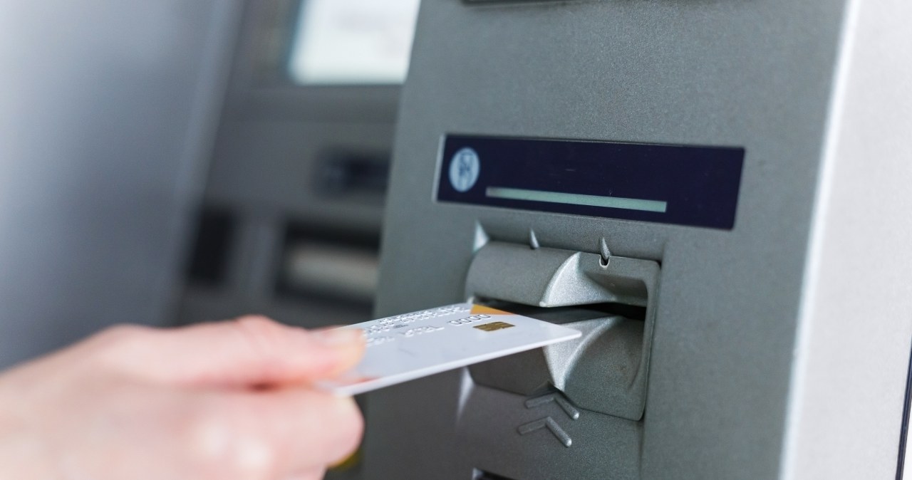 Bankomat wciągnie kartę i wyzeruje twoje konto. Wystarczy jeden papierek
