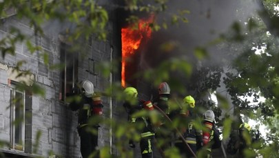 Pożar hali magazynowej w Sulejówku. Trwa dogaszanie