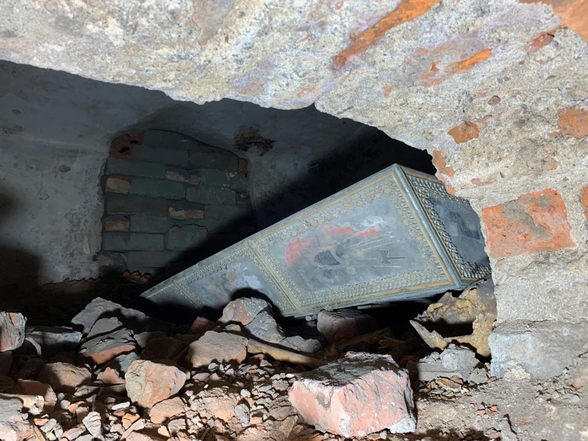 To sensacja - tak mówi się o odkryciu, jakiego dokonano w Świdnicy na Dolnym Śląsku. W krypcie pod katedrą pracujący tam robotnicy odkryli przejście do kolejnej krypty. Odnaleziono w niej cynowy sarkofag z XVII wieku