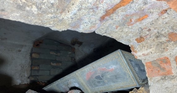 To sensacja - tak mówi się o odkryciu, jakiego dokonano w Świdnicy na Dolnym Śląsku. W krypcie pod katedrą pracujący tam robotnicy odkryli przejście do kolejnej krypty. Odnaleziono w niej cynowy sarkofag z XVII wieku