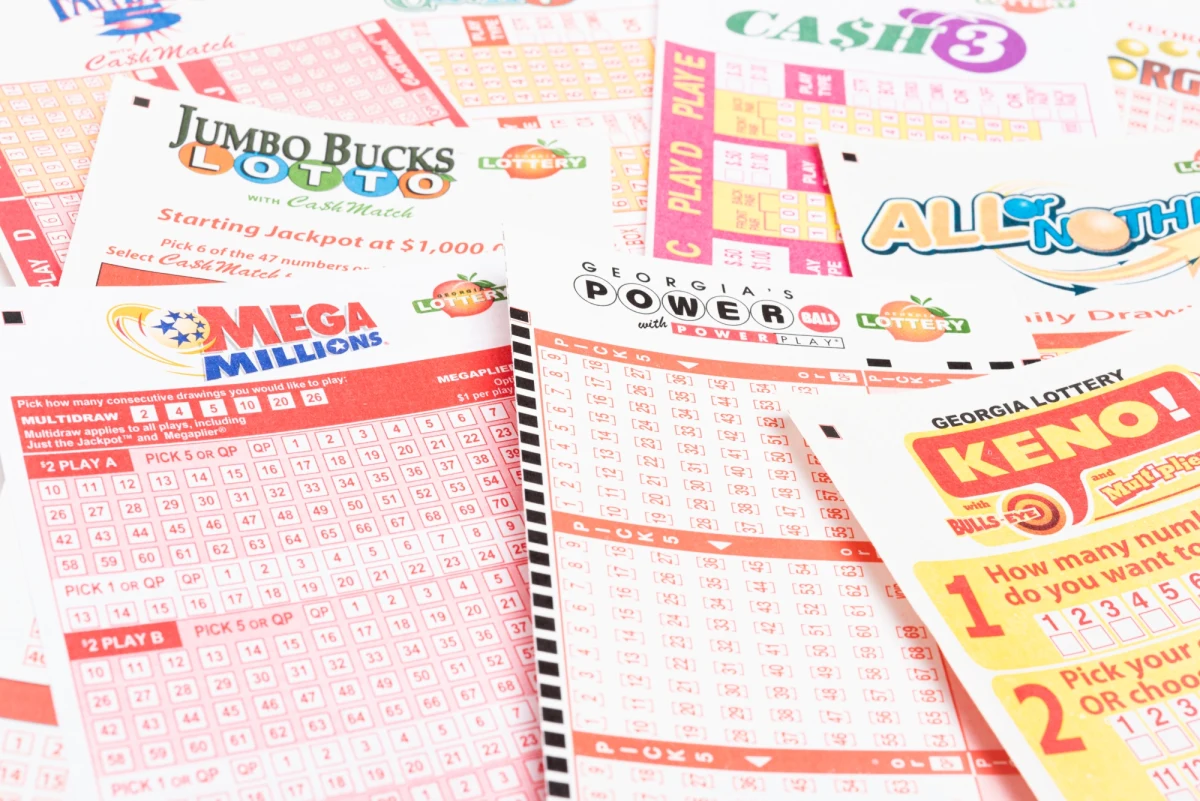 Gracz z Florydy wygrał 1,58 miliarda dolarów w amerykańskiej loterii Mega Millions. Zwycięzca może zdecydować się na coroczną wypłatę części kwoty lub od razu otrzymać całą sumę.