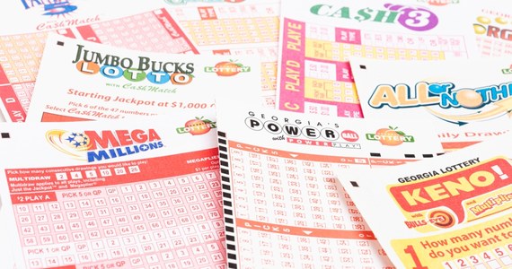 Gracz z Florydy wygrał 1,58 miliarda dolarów w amerykańskiej loterii Mega Millions. Zwycięzca może zdecydować się na coroczną wypłatę części kwoty lub od razu otrzymać całą sumę.