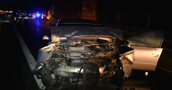 Tragiczny wypadek na autostradzie A4. 86-letni kierowca audi jechał pod prąd i doprowadził do czołowego zderzenia, w którym zginął 42-latek. Do wypadku doszło we wtorek przed 22, na terenie powiatu jarosławskiego (woj. podkarpackie).