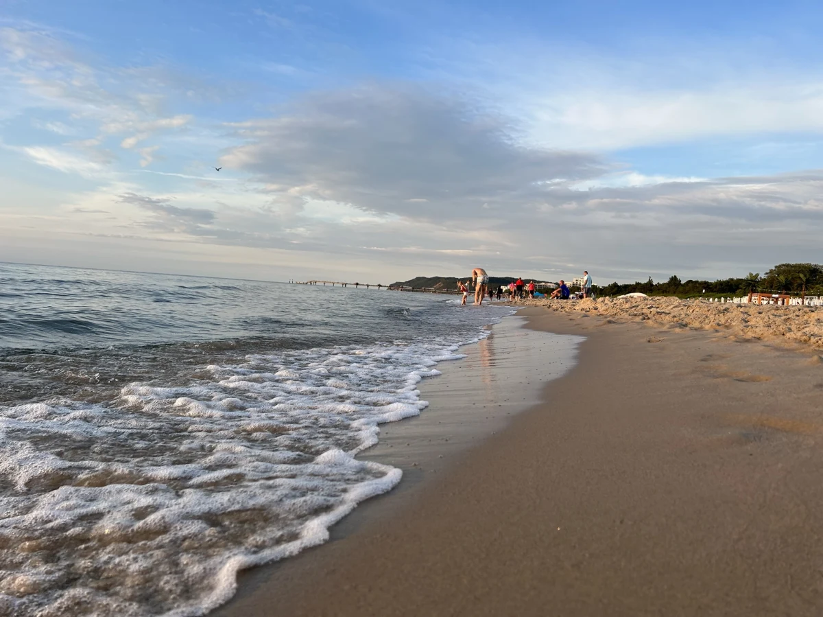 ​Doceniają atrakcyjność zachodniopomorskiego pasa nadmorskiego, nie narzekają na ceny i... wybierają Polskę, bo Hiszpania czy Grecja jest dla nich "zbyt gorąca", a polski klimat stanowi ciekawą odmianę. Czescy turyści podbijają zachodniopomorskie kurorty. Hotelarze zrzeszeni w Północnej Izbie Gospodarczej w Szczecinie przyznają, że jest to rekordowy rok, jeżeli chodzi o obecność turystów z tego kraju nad polskim morzem.
