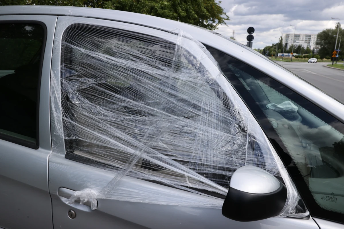 Policjanci z Łodzi zatrzymali 21- i 24-latka podejrzanych o uszkodzenie w poniedziałkową noc 30 samochodów zaparkowanych na osiedlu Retkinia. Mimo młodego wieku obaj mają bogatą policyjną kartotekę. Starszy ukrywał się, bo był poszukiwany do odbycia kary więzienia.