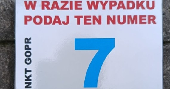 Nowy oznakowanie w górach wprowadzają ratownicy z Grupy Karkonoskiej Górskiego Ochotniczego Pogotowia Ratunkowego. Ma ono pomóc szybciej zlokalizować i dotrzeć do poszkodowanych. W newralgicznych miejscach na szlakach można zobaczyć charakterystyczne tabliczki informacyjne. Są na nich numery alarmowe. Każda z nich też swój numer.