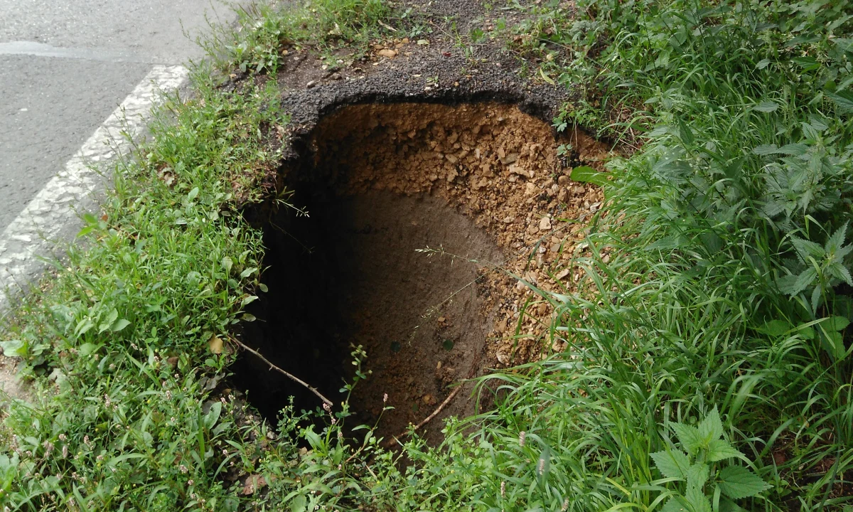 W Myślachowicach koło Trzebini pojawiły się zapadliska. Są zlokalizowane przy drodze wojewódzkiej 791, łączącej Trzebinię z Myślachowicami. Największa dziura została zasypana. 