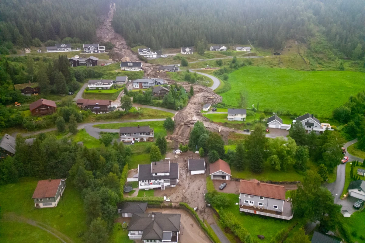 W Norwegii ewakuowanych zostało ponad tysiąc osób po tym, jak z brzegów wystąpiły rzeki, osiągając najwyższy od 50 lat poziom wody. Zalanych zostało wiele domów, główne drogi zostały zamknięte, a ruch pociągów zawieszony w wielu regionach na południu kraju. Krytyczna sytuacja jest w elektrowni wodnej Braskereidfoss, gdzie woda zaczęła przelewać się przez zaporę. Synoptycy ostrzegają, że sytuacja będzie się pogarszać, bo w najbliższych dniach poprawy pogody nie należy się spodziewać. 