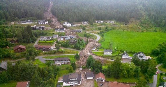 W Norwegii ewakuowanych zostało ponad tysiąc osób po tym, jak z brzegów wystąpiły rzeki, osiągając najwyższy od 50 lat poziom wody. Zalanych zostało wiele domów, główne drogi zostały zamknięte, a ruch pociągów zawieszony w wielu regionach na południu kraju. Krytyczna sytuacja jest w elektrowni wodnej Braskereidfoss, gdzie woda zaczęła przelewać się przez zaporę. Synoptycy ostrzegają, że sytuacja będzie się pogarszać, bo w najbliższych dniach poprawy pogody nie należy się spodziewać. 