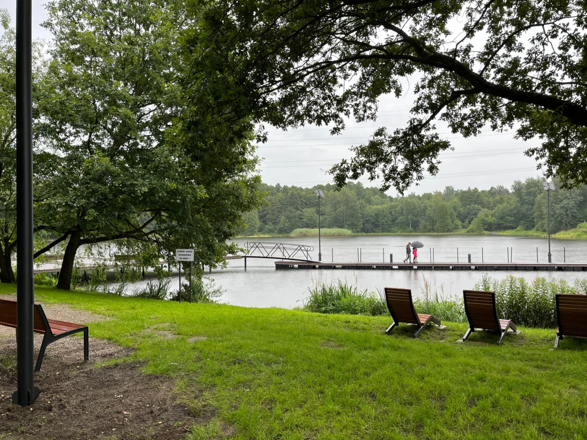 Jest plaża, kąpielisko, boiska do siatkówki plażowej, altany piknikowe, ławki i leżaki oraz pomost - tak wygląda teraz Starganiec znajdujący się na granicy Katowic i Mikołowa. Po trwającej od października ubiegłego roku rewitalizacji stawu miejsce to bardzo się zmieniło i można już z niego korzystać. Inwestycja kosztowała 7 mln zł.