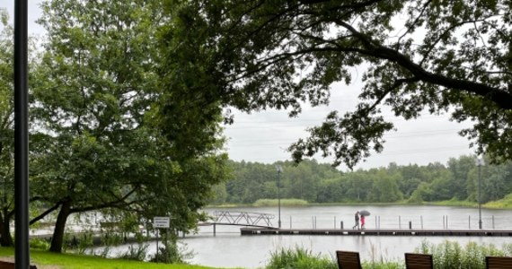 Jest plaża, kąpielisko, boiska do siatkówki plażowej, altany piknikowe, ławki i leżaki oraz pomost - tak wygląda teraz Starganiec znajdujący się na granicy Katowic i Mikołowa. Po trwającej od października ubiegłego roku rewitalizacji stawu miejsce to bardzo się zmieniło i można już z niego korzystać. Inwestycja kosztowała 7 mln zł.