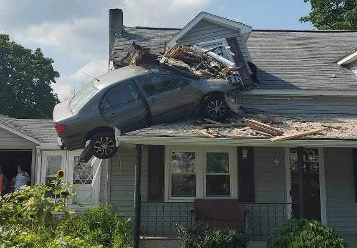 Nietypowy wypadek w Pensylwanii w USA. Rozpędzony samochód wbił się w sypialnię, znajdującą się na pierwszym piętrze domu. Służby twierdzą, że było to celowe działanie. 