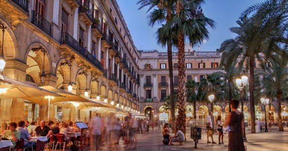 Coraz więcej restauracji w Barcelonie rezygnuje z przyjmowania pojedynczych klientów. Właściciele tych miejsc liczą, że dzięki temu uda im się zarobić więcej pieniędzy.