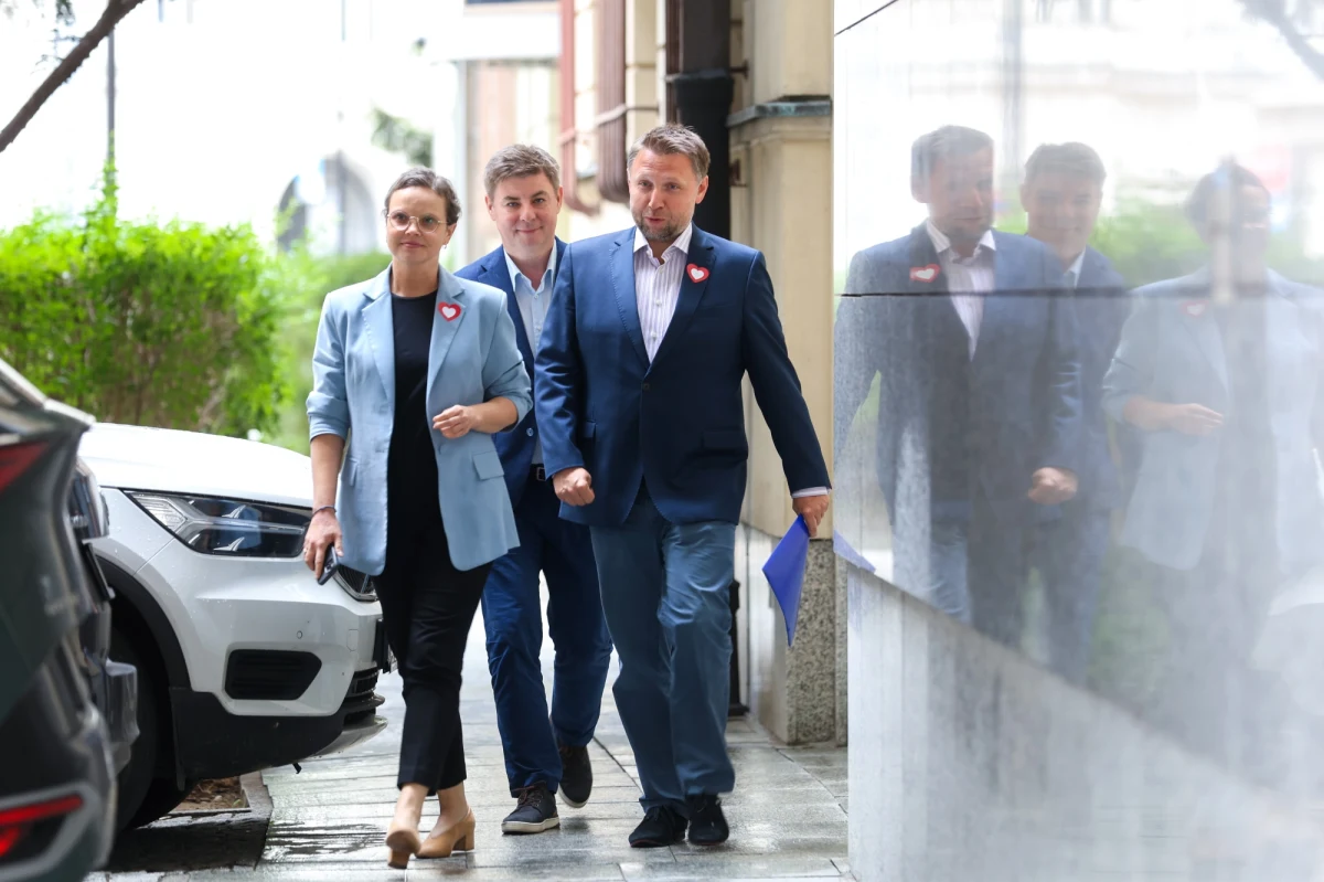 "Składamy zawiadomienie o utworzeniu Koalicyjnego Komitetu Wyborczego Koalicja Obywatelska. Kampania jest krótka, nie ma czasu do stracenia. Pokażemy, jak można zmienić złą władzę i sprawić, by w Polsce żyło się lepiej" - oświadczyli politycy KO.