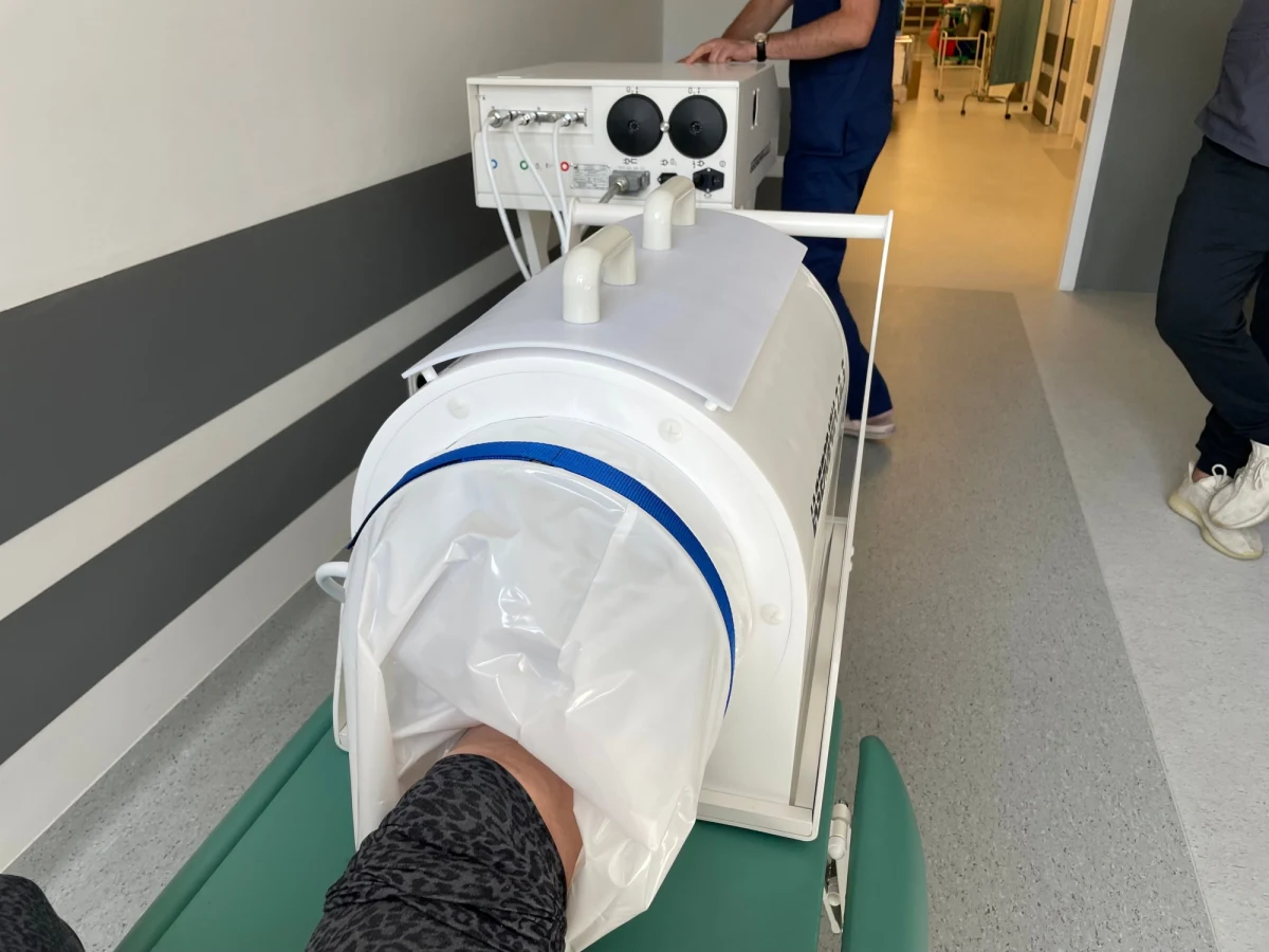 Czy laserobaria stanie się szansą na leczenie trudno gojących się ran? W Wojskowym Szpitalu Klinicznym w Lublinie testowany jest sprzęt, który łączy w sobie kilka różnych urządzeń wspomagających leczenie. Dzięki temu możliwe będzie skrócenie czasu zdrowienia.