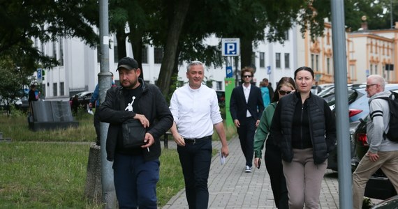 "Mamy ambicję, żeby jako pierwsi zarejestrować nasz komitet wyborczy, a także naszych kandydatów. Dzisiaj składamy wniosek o rejestrację komitetu wyborczego o nazwie Nowa Lewica. Szefem sztabu będzie Włodzimierz Czarzasty" – powiedział współprzewodniczący Nowej Lewicy Robert Biedroń.