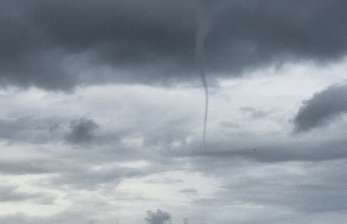 Niezwykłe zjawisko można było zobaczyć dziś nad Bałtykiem w pobliżu Jarosławca w Zachodniopomorskiem. Nad morzem unosił się wysoki lej wyglądający jak trąba wodna.