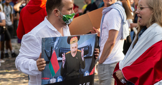 Stany Zjednoczone i Kanada postanowiły przypomnieć o trzeciej rocznicy sfałszowania wyborów na Białorusi i rozszerzyły w środę sankcje wobec tamtejszych władz. Restrykcjami objęto między innymi linie lotnicze, zakłady lotnictwa cywilnego i zakłady metalurgiczne oraz osoby powiązane z reżimem Łukaszenki.